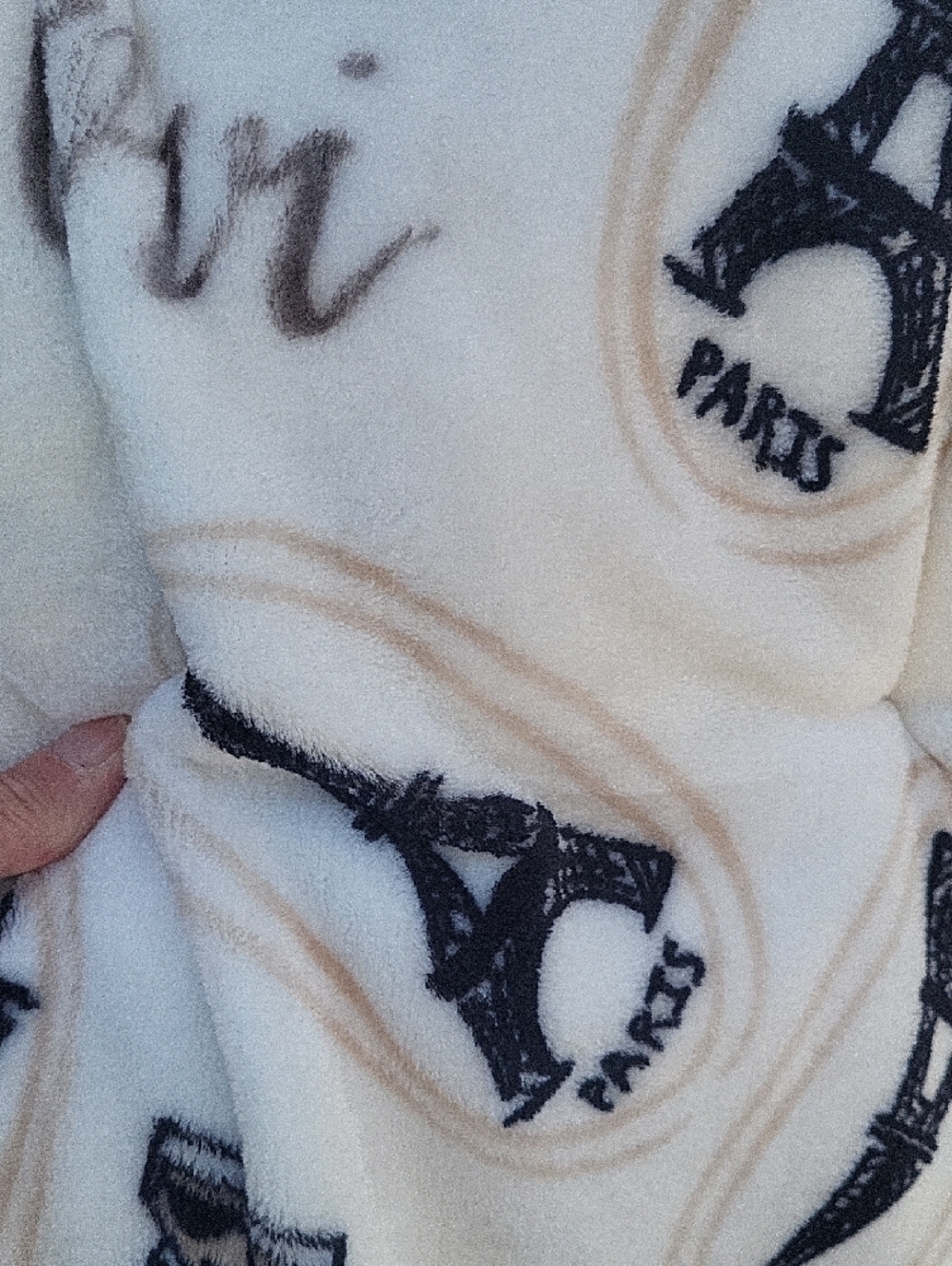 Karl Lagerfeld Black & White Milky Plush Throw Packaging - Picture 3 of 8